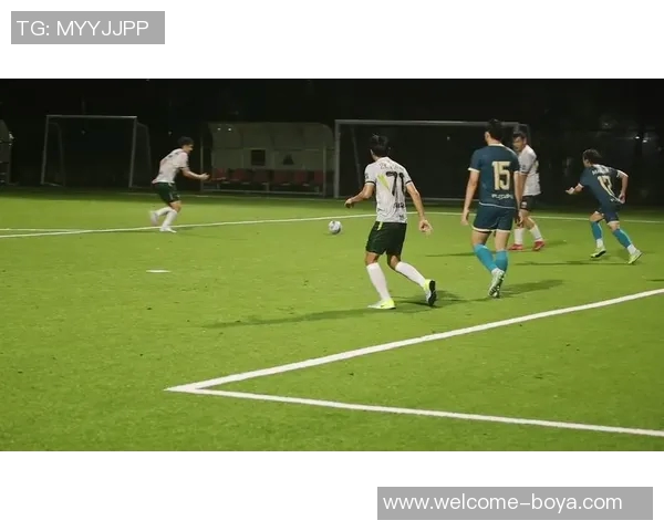 广东队追平中国香港陈伟禁区内巧妙过人后射门得分